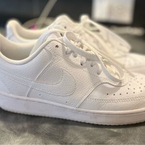 Nike 8.5 Women’s Court Vision Low shoes